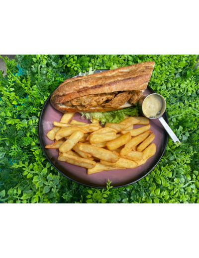 sandwich de poulet marinées servi avec des frites et une sauce aux choix